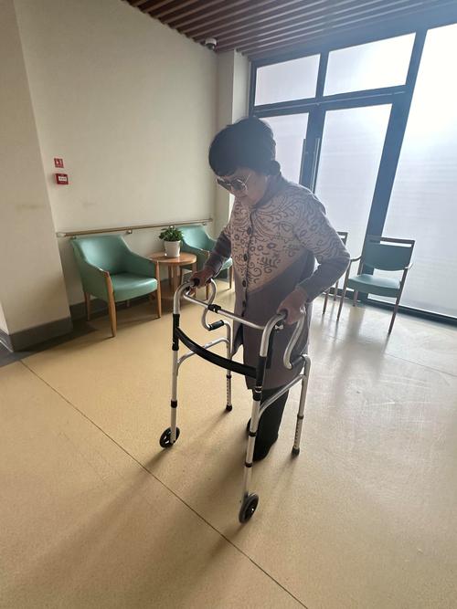 养老服务记丨经过悉心照护，盛阿婆终于站了起来